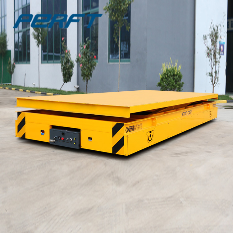 What is the operating technology principle of a trackless electric flatbed truck?